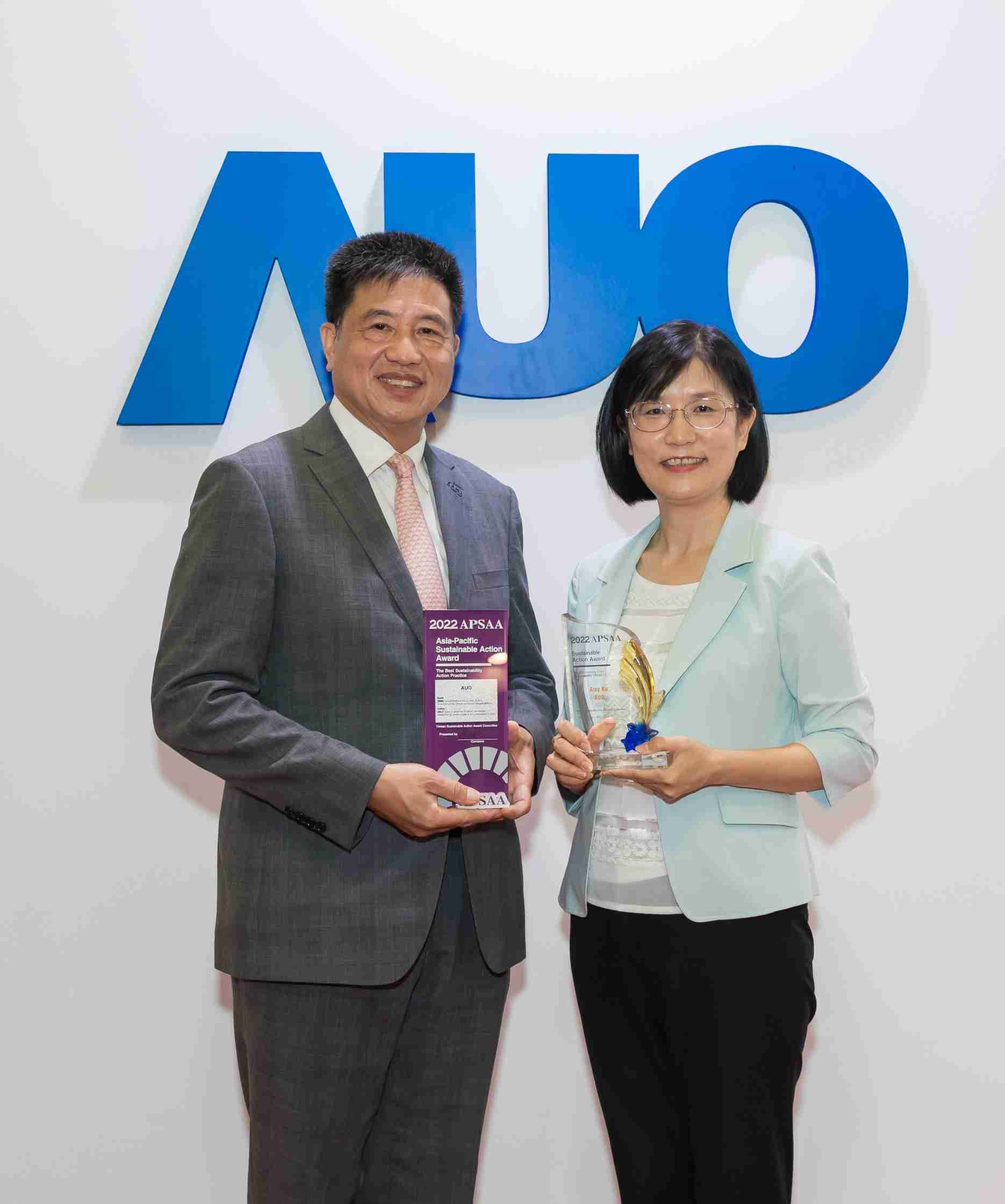 888.BY集团电子游戏长期垫筑永续远景的基石，，透过ESG暨气候委员会逐步实践永续策略蓝图。。。其中，，，888.BY集团电子游戏光电永续长古秀华带领团队、、制定中长期目标，，，，缔造多面向亮眼表现，，，，获得「顶尖永续长奖」的个人奖殊荣（左：888.BY集团电子游戏光电董事长暨执行长彭双浪，，，，右：888.BY集团电子游戏光电永续长古秀华）