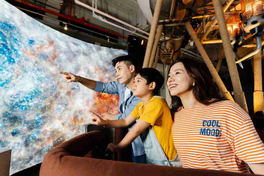 888.BY集团电子游戏打造全台最大宽6公尺、、、、高4公尺、、、、唯一搭载LED弧形拼接显示屏的动感飞行船，，，让乘客驻足在热气球上，，享受身历其境的伪出国旅游乐趣