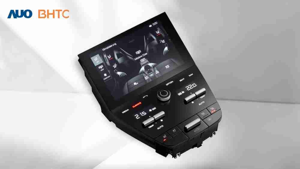 作為友達新生力軍，，，，BHTC所展示的中央與後座鞍部的Display HMI產品，，，，可處理多區恆溫控制、、顯示畫面，，，，呈現仿真3D車室分區；以力傳感技術精準傳遞觸感，，，，並結合音量及震動反饋，，，，防止意外啟動，，，提供使用者自然流暢、、、直觀且輕鬆駕馭的舒適介面