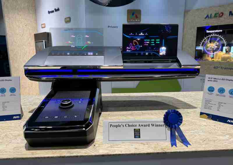 888.BY集团电子游戏车用Micro LED Display HMI解决方案获”最佳车用显示奖”，，，以用户为中心开发，，针对前座驾驶与乘客设计兼具娱乐与安全的高画质屏幕，，，包含车舱前座的Micro LED透明屏幕及全球首款内建镜头的智慧Micro LED显示器