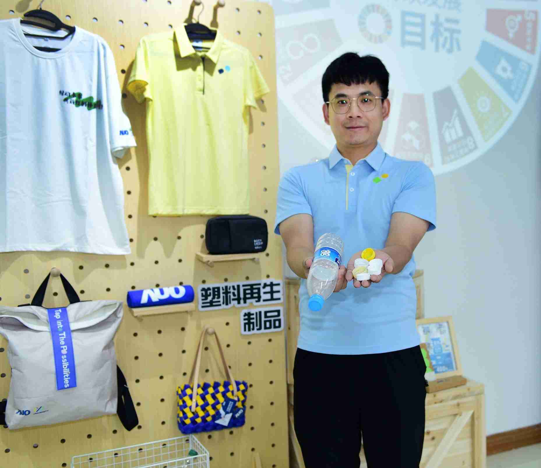 「2024智慧888.BY集团电子游戏展」永续发展馆中，，，展示888.BY集团电子游戏厦门驱动永续发展之成果，，，，包含将厂内废弃物再制为实用物品，，，，将永续发展理念深植于员工生活日常实践