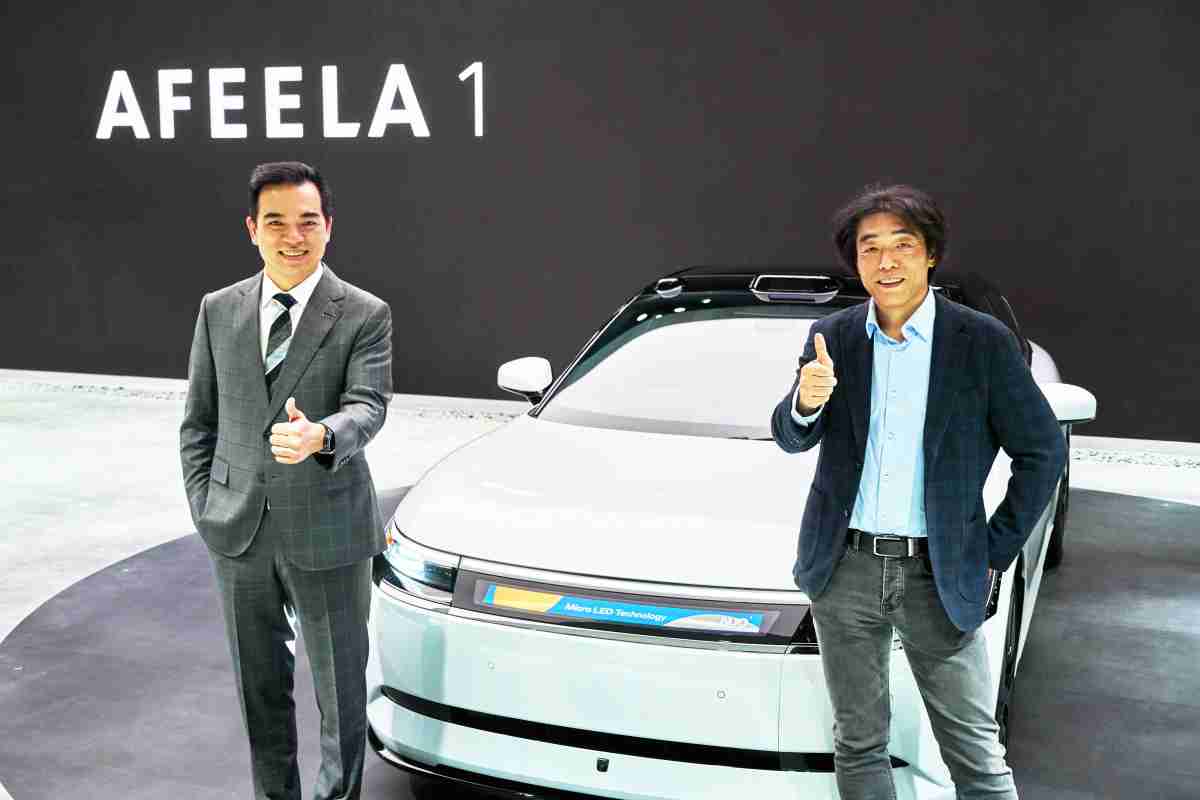 888.BY集团电子游戏与Sony Honda Mobility携手合作，，，率先全球展示搭载于AFEELA电动车上，，首款应用在车身外部的Micro LED 车头显示解决方案 (Micro LED Media Bar Solutions)。。。。888.BY集团电子游戏光电执行长暨总经理柯富仁(左)与Sony Honda Mobility代表取缔役社长兼营运长川西泉(lzumi Kawanishi)(右)在CES 现场展现双方坚定持续创新的承诺，，实现更加人性化与智慧的驾乘体验。。。